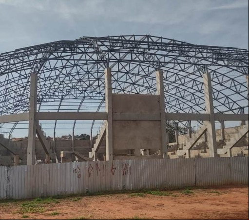 Prefeitura publica nova licitação para término do novo ginásio de esportes}