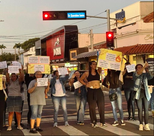 SERVIDORES PÚBLICOS MUNICIPAIS LOTARAM A CÂMARA DE LEME EM BUSCA DE VALORIZAÇÃO E REESTRUTURAÇÃO PROMETIDA POR CLAUDEMIR BORGES}