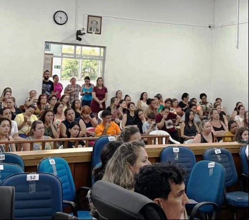 PROFISSIONAIS DA EDUCAÇÃO LOTAM A CÂMARA DE VEREADORES PARA COBRAREM MAIS TRANSPARÊNCIA, VALORIZAÇÃO, MELHORES CONDIÇÕES DE TRABALHO E MENOS PERSEGUIÇÕES NA EDUCAÇÃO MUNICIPAL}