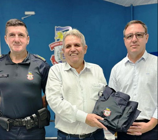 GUARDAS CIVIS MUNICIPAIS RECEBEM NOVOS FARDAMENTOS}