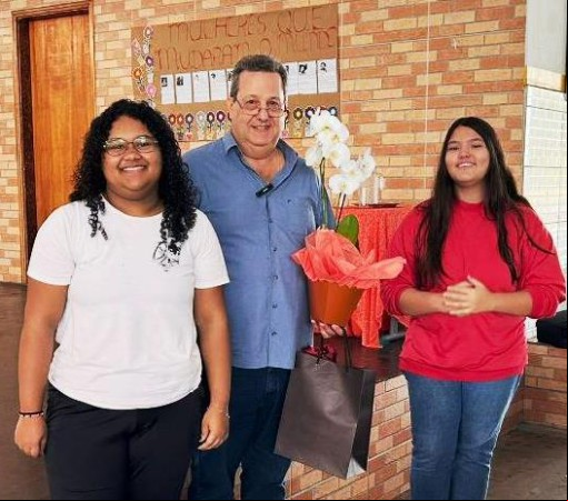WAGÃO CONVERSA COM ALUNOS SOBRE EMPREENDEDORISMO NA EE “PROF. ARLINDO FÁVARO”}